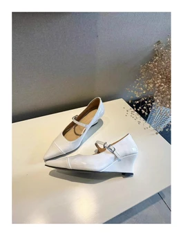 Новинка 2023, нишевый дизайн, цветовая блокировка, женские туфли Mary Jane в стиле ретро с заостренными краями, кожаные туфли на наклонном каблуке, французский мелкий вырез, плоская пряжка